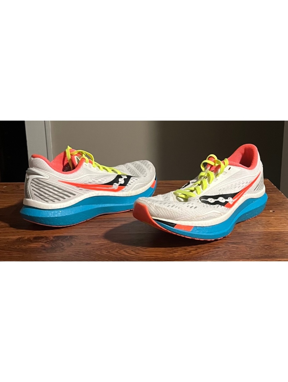 Saucony Womens Endorphin Speed Size 9.5 White Blue Coral